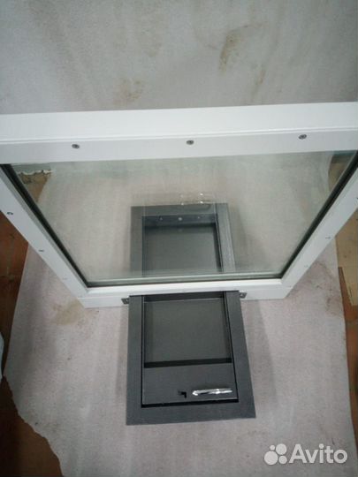 Кассовое окно с лотком