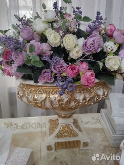 Интерьерная ваза с цветами