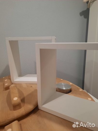 Белые навесные полки27см и 24см