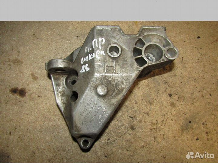 Кронштейн двигателя правый Octavia 1997-2000