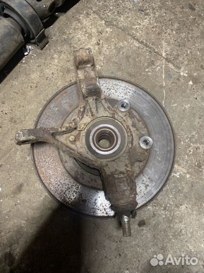 Кулак передний левый peugeot 308