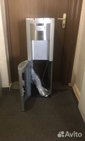 Кулер для воды с нижней загрузкой бутыли