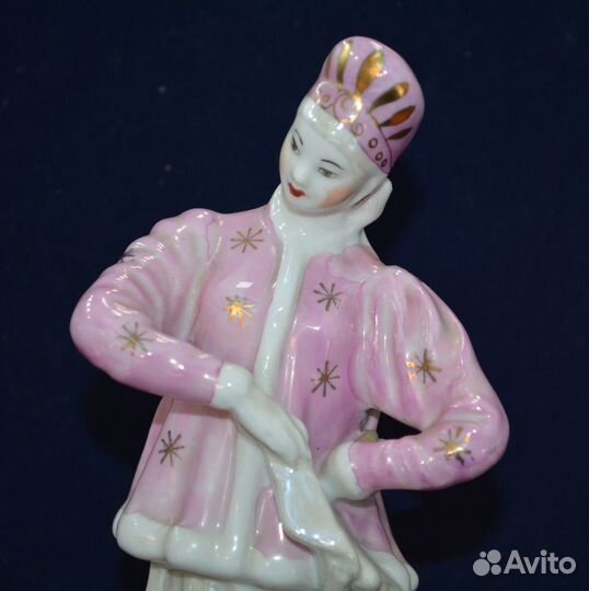 Фарфоровая статуэтка- лебедушка. дулево