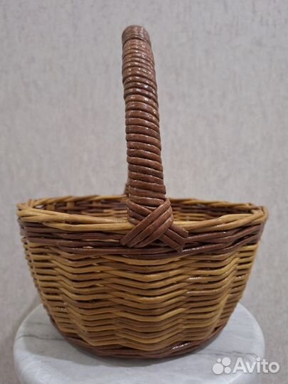 Корзина плетеная из бумажной лозы