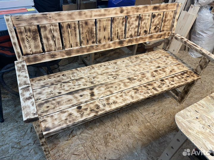 Скамейка из дерева (садовая)