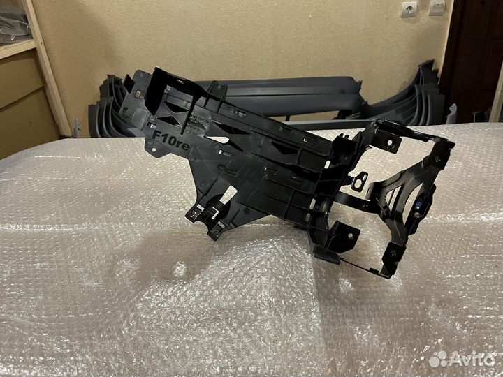 Правый суппорт передней фары BMW F10 новый