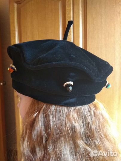 Берет бархатный с камнями