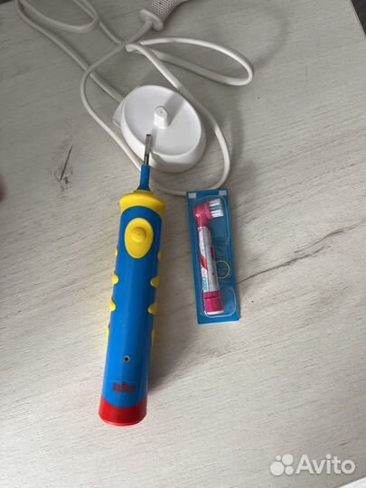 Электрическая зубная щетка oral b /детская