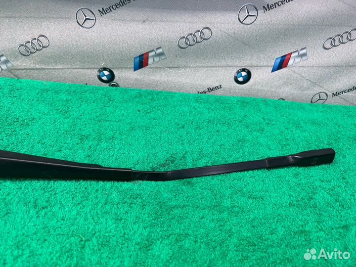 Поводок стеклоочистителя левый Audi A6 C8 dlha