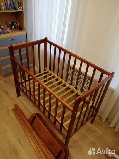 Детская кроватка с маятником