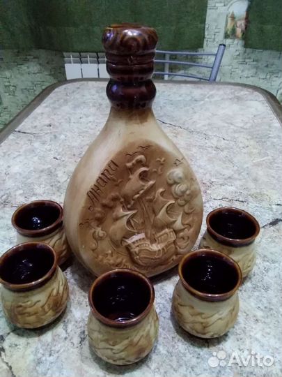 Графин со стаканами для вина