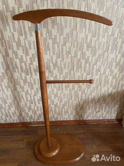 Напольная вешалка из красного дерева для костюма