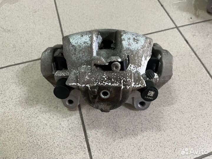 Суппорт передний левый Range Rover Velar