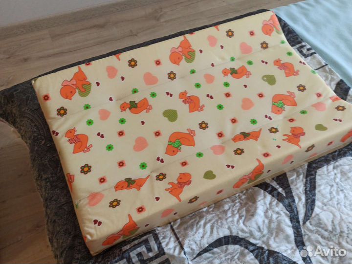 Пеленальная доска на кроватку