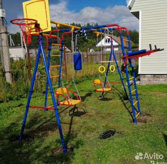 Уличная площадка с двойными качелями