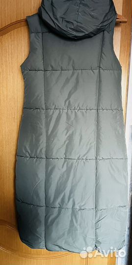 Жилетка женская утепленная с капюшоном