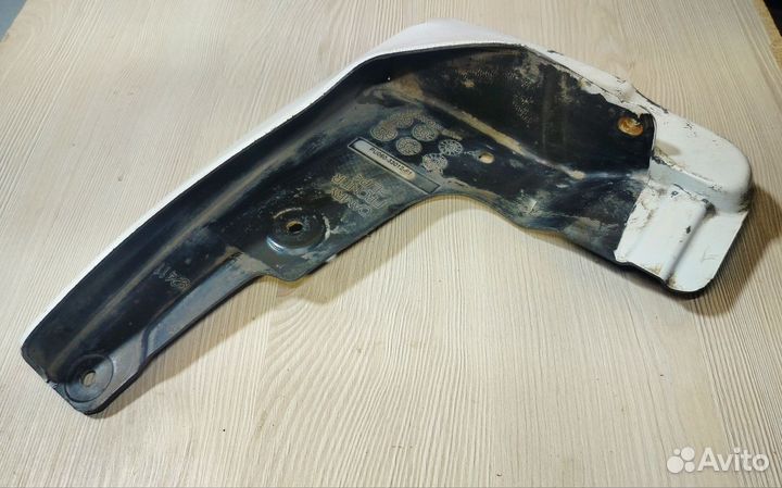 Брызговик передний правый Toyota Camry V55 V50