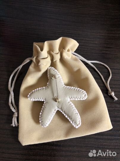 Брошь из бисера ручной работы