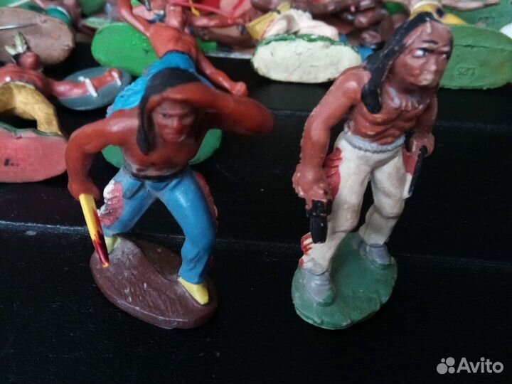 Фигурки индейцев, каноэ плот и типи