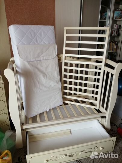 Детская кровать с маятником и комодом