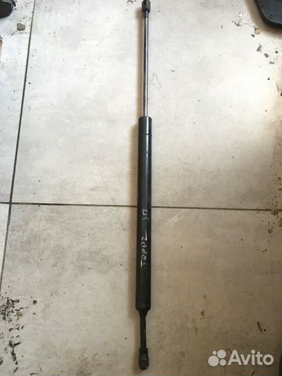 Амортизатор багажника Jeep Grand Cherokee WK2