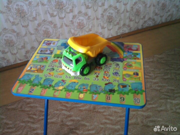 Игрушечный грузовик