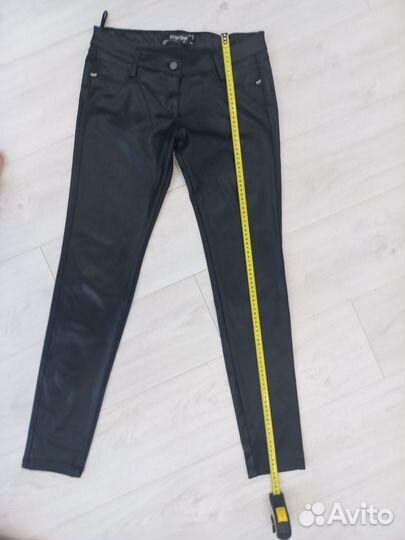 Черные брюки под кожу