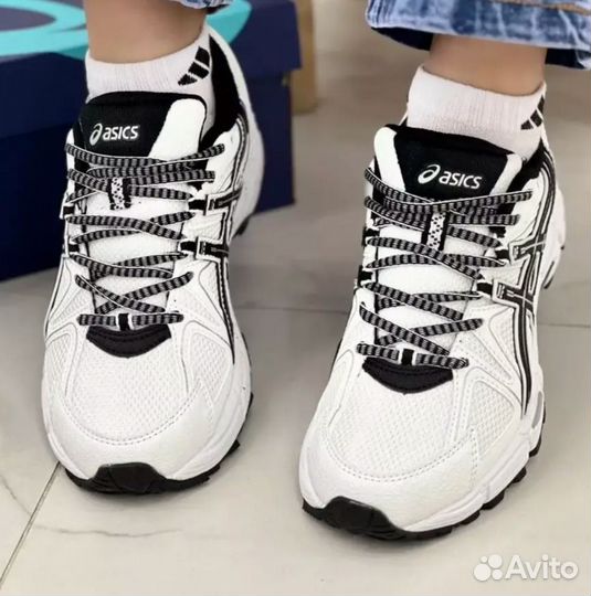 Новые кроссовки Asics