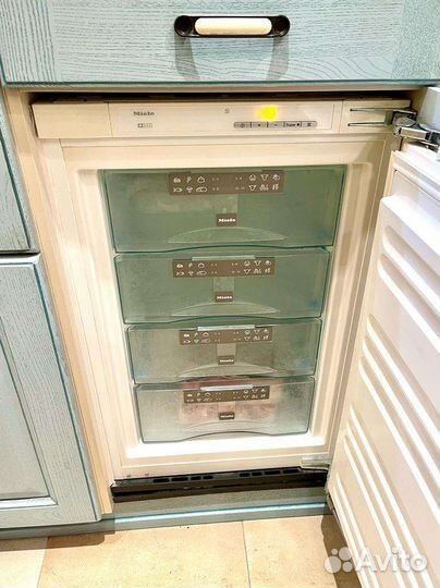 Встраиваемая морозильная камера Miele F 9252 I-1