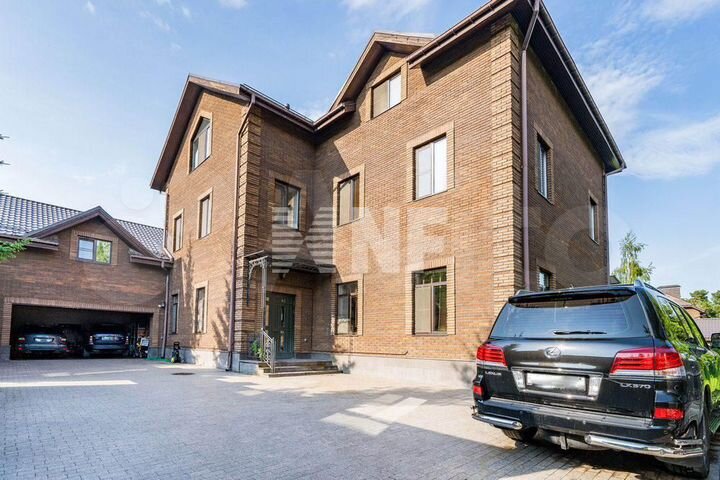 Дом 1000 м² на участке 15 сот.