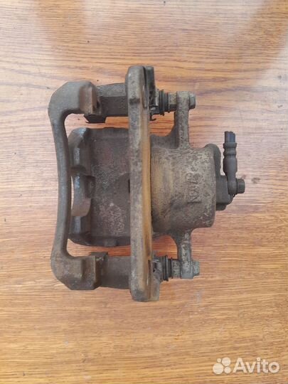 Суппорт передний левый Toyota Camry 40