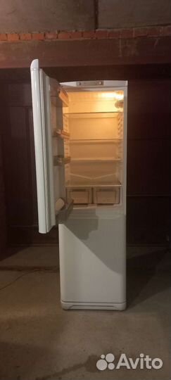 Холодильник бу Ariston рабочий