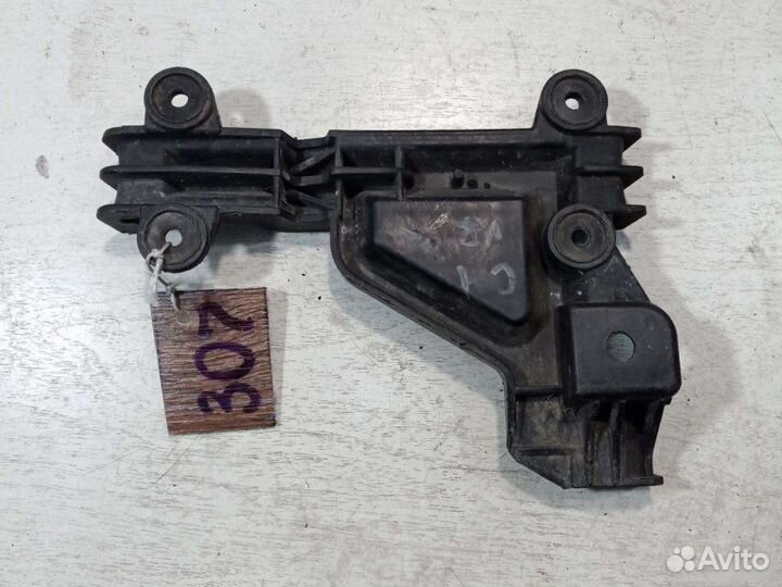 Крепление бампера заднее левое Audi 100 седан 2.8