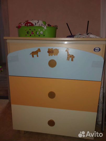 Детская кровать и комод