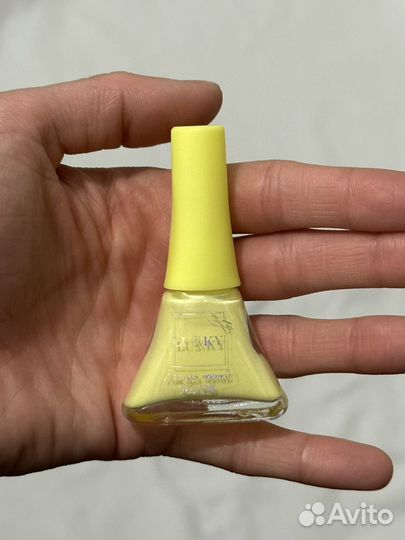 Лак для ногтей лимонного цвета