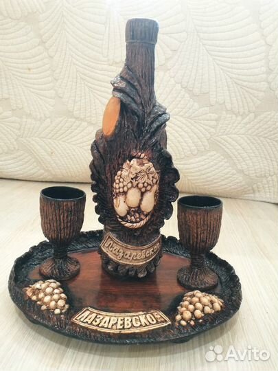 Поднос с бутылкой и рюмками