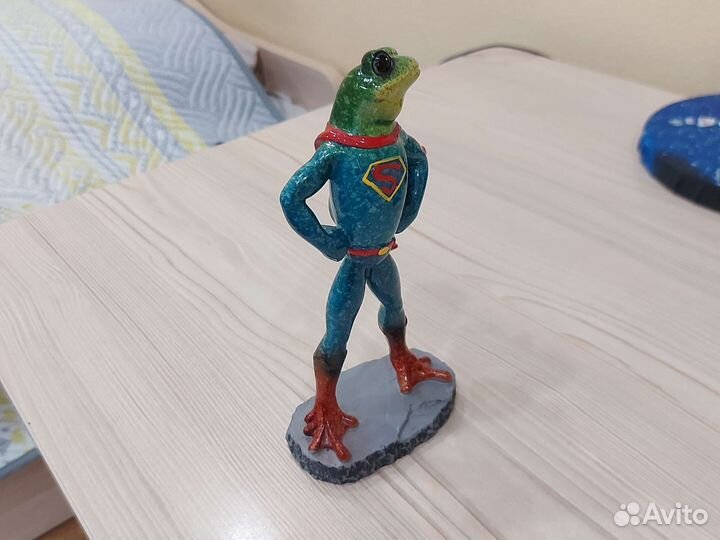 Статуэтка: Лягушка - супермен, супергерой