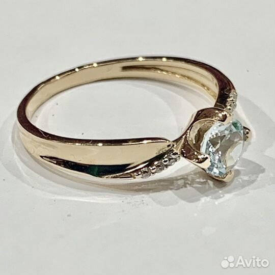 Золотое кольцо с камнем