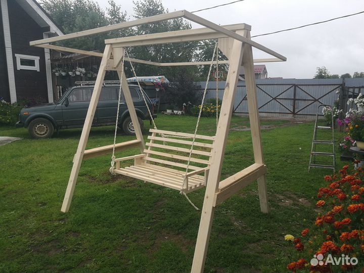 Садовые качели из дерева