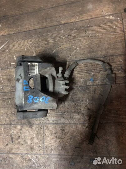 Тормозной суппорт передний Пежо 3008