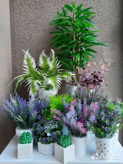 Искусственные цветы и зелень в горшках