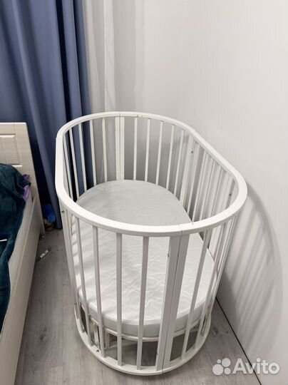 Детская кроватка с маятником белая