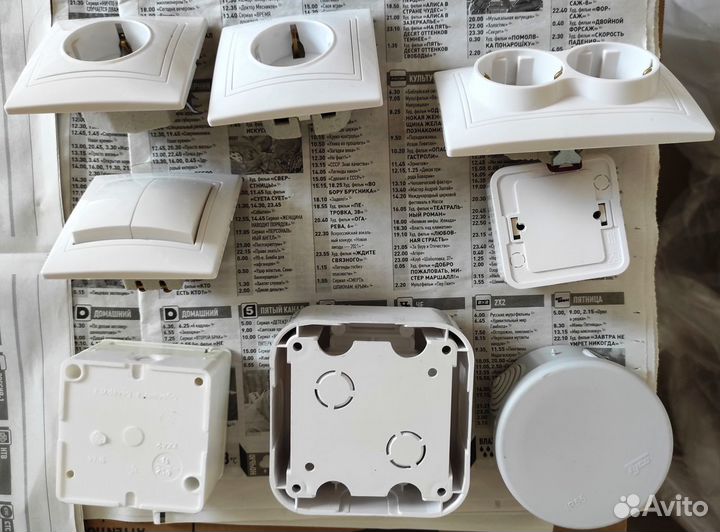 Розетка и выключатель