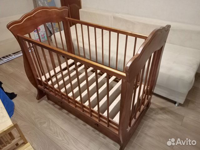 Детская кроватка с поперечным маятником