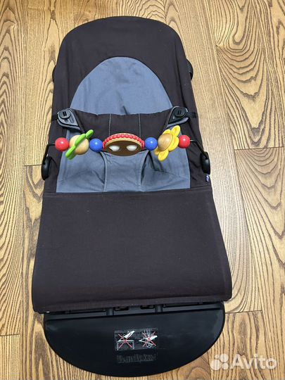 Шезлонг babybjorn с игрушкой