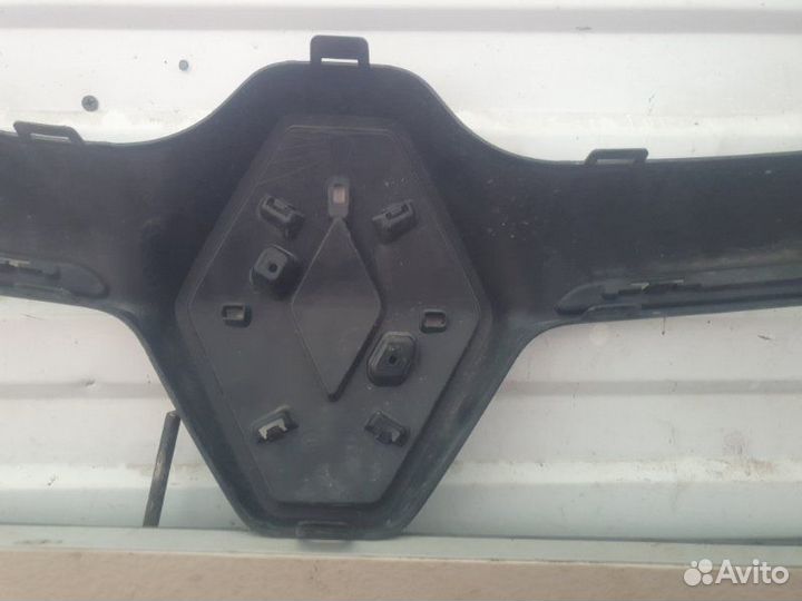 Решетка радиатора передняя Renault Logan 2 2018