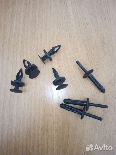 Пистон (клипса) крепления jeep grand cherokee wk2