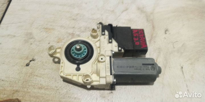 Моторчик стеклоподъемника задний правый Skoda