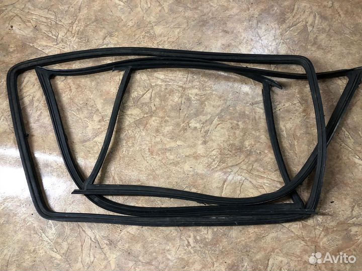 Уплотнители задних стекол W124 универсал