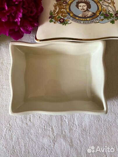 Антикварная шкатулка с Елизаветой II